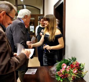 Talks and authographs after concert. Photo by Anna Jellaczyc.